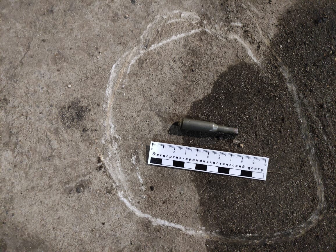 Я резал помидор и лук. Иногда плакал. За окном неожиданно громышнуло. Эту очередь не спутать никак и ни с чем. Палили из «Калаша» короткой очередью. Как учили, прилег, откатился, затаился в коридоре. Что у меня из оружия? Есть пара неплохих кухонных ножей, старая трость которая еще послужит в ближнем бою. Несколько банок, спирт, правда, не мой. А еще! Ноги, руки и мозги. Хватит для того, чтобы оценить обстановку. Высота окна позволяет приглядеться: во дворе никого, и звуки пальбы утихли. Я продолжил заниматься заготовками на предстоящую экспедицию, как в дверь неожиданно позвонили. На пороге стоял лейтенант, который попросил побыть понятым. Ну что ж, страж порядка, пошли. Все равно теперь профессиональное любопытство начало играть. Оказалось, что сосед, вернувшийся с навигации, а дом у нас все-же ветеранов Волжской флотилии, где-то по случаю приобрел охолощенный «Калаш» и несколько раз пальнул короткими очередями с балкона. Он задержан, оружие изъято. Вот так, в нашем болоте, оказывается, еще не такие «черти» водятся.  
Никакой опасности для общества данные патроны не представляют. Стрелок задержан, оружие изъято.  Ведется следствие. О возбуждении уголовного дела пока не сообщается, скорее всего, деяние будет классифицировано как «хулиганство». 
Кроме того, данная статья предполагает конфискацию любого оружия и патронов, а также лишение права владеть любым оружием до трех лет.