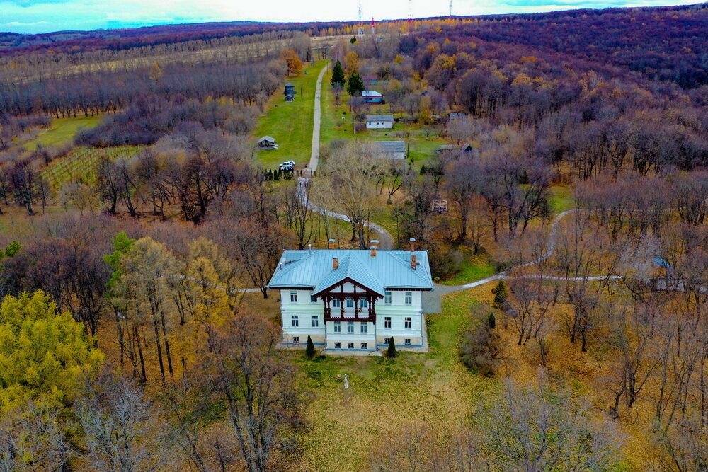 Мы бы назвали его перебежчиком. У Наполеона он получил титул барона, но сбежал из Франции в Россию под командование Александра Первого. Уже в России он основал военную академию и написал много трудов по военной истории. Сам он жил в основном в Питере, но от государства за труды во благо родины получил землю и почти тысячу душ в нижегородской глубинке, где и был построен замок. Он, конечно, не самый крупный, но поговаривают, что по дороге в свое болдинское имение сюда даже Пушкин заезжал, и вообще, много кто гостил у барона из видных государственных и военных деятелей того времени. А вот крестьянство барона не жаловало, говорили, что он был злым и жестоким. А еще говорят, что в окрестностях спрятан клад, хотя никаких подтверждений этому нет.  Когда деревья скинули листву, а снег еще не выпал, давайте полюбуемся на имение.