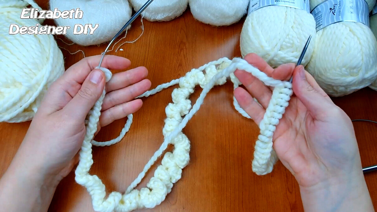 Набираю 220 петель на спицы номер 9. Почему так много? Я буду вязать перед и спинку одновременно. Боковые швы на столь толстом вязаном полотне противопоказаны.