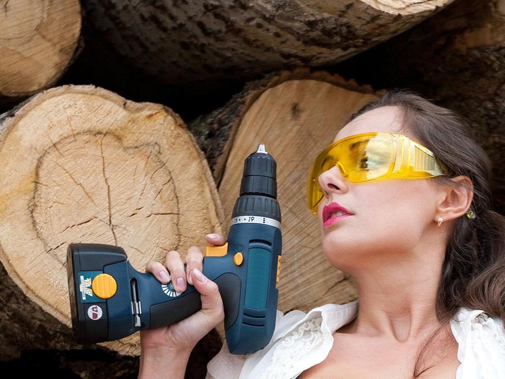 Женщина и дрель с просторов Интернета