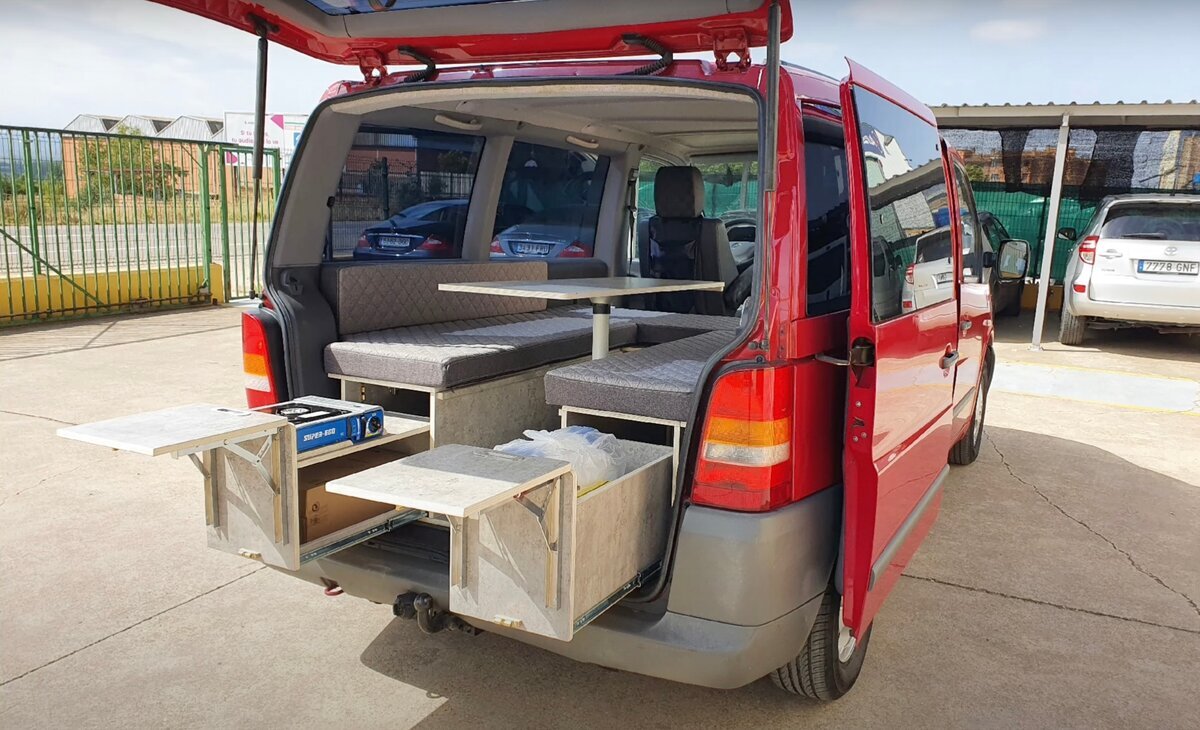 В задней части есть возможность выдвигать ящики