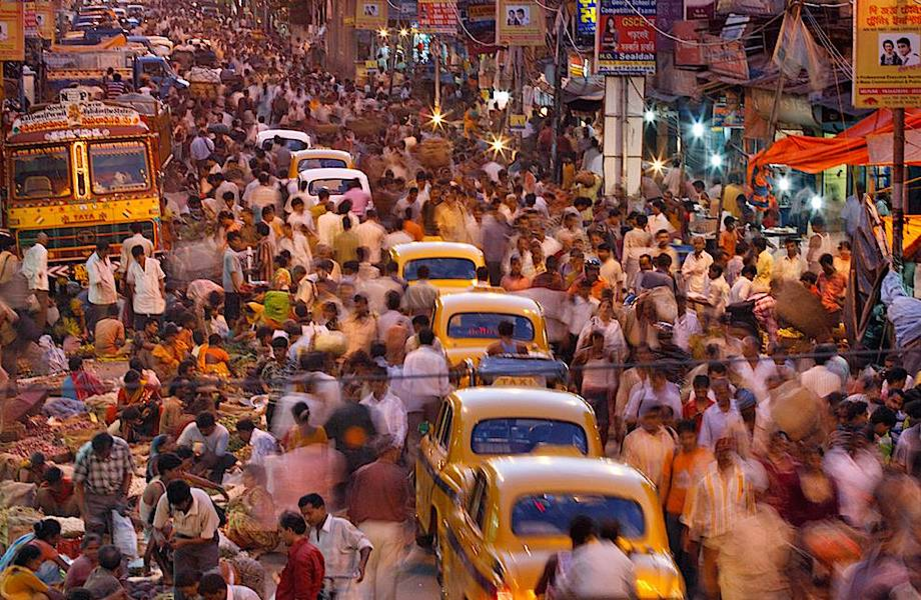 Сколько народу в индии. Мумбаи население. Население Мумбая. Индия перенаселение. Индия толпа.