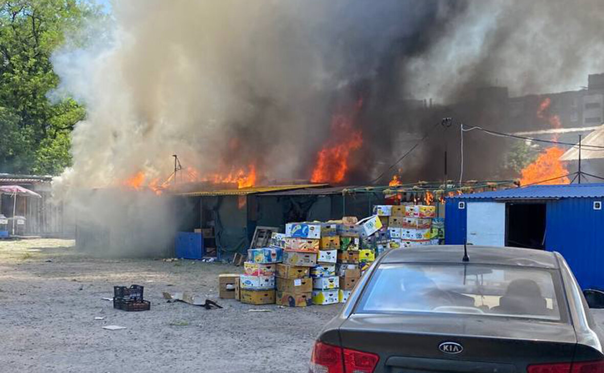 Среди них — девушка и ребенок. Из-за попадания снаряда на рынке начался пожар, ряд павильонов сгорел, пострадали частные автомобили 
