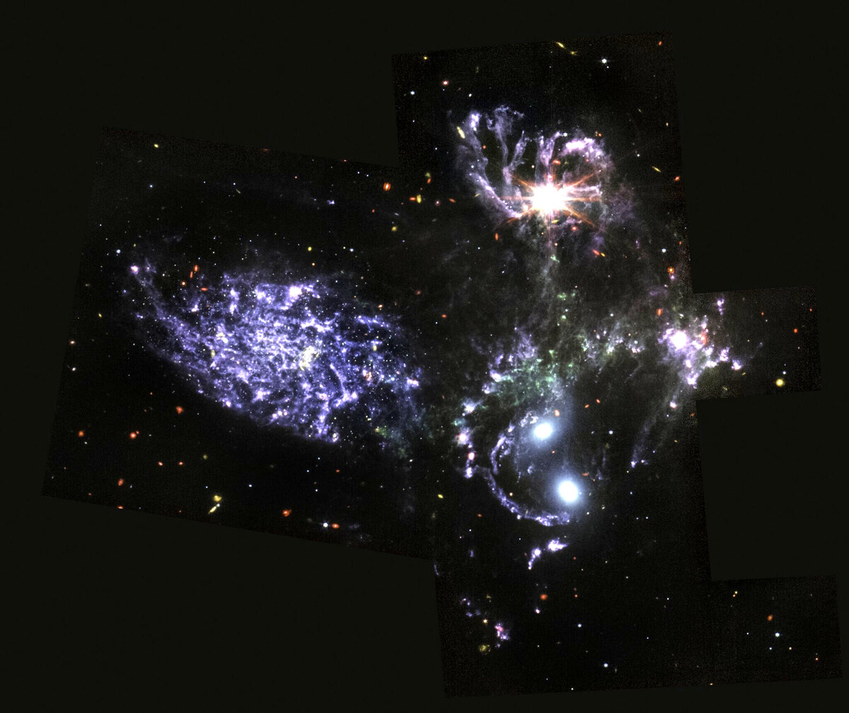  Галактики Квинтета Стефана NGC 7320, NGC 7319, NGC 7318a и NGC 7318b глазами космического телескопа "Джеймс Уэбб" (NGC 7317 не попала в эту композицию) - камера среднего ИК-диапазона MIRI, изображение NASA, ESA и CSA 