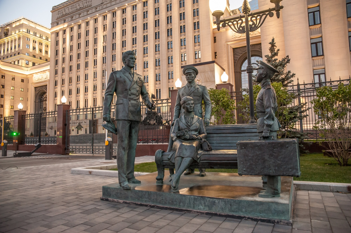 В этом городе находится памятник. Фрунзенская набережная Москва памятник офицеры. Памятник фильму офицеры на Фрунзенской набережной. Памятники у Министерства обороны на Фрунзенской набережной. Министерство обороны РФ памятник офицеры.