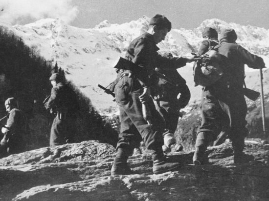Альпийские стрелки противостоят немцам в горах Кавказа.