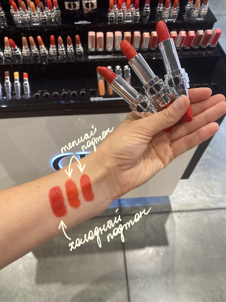 В руке держу помады и в упаковке не понятно какой из них каждая имеет подтон (тёплый или холодный). Как только несколько оттенков нанесла рядом на кожу, вря сразу же стало понятно.