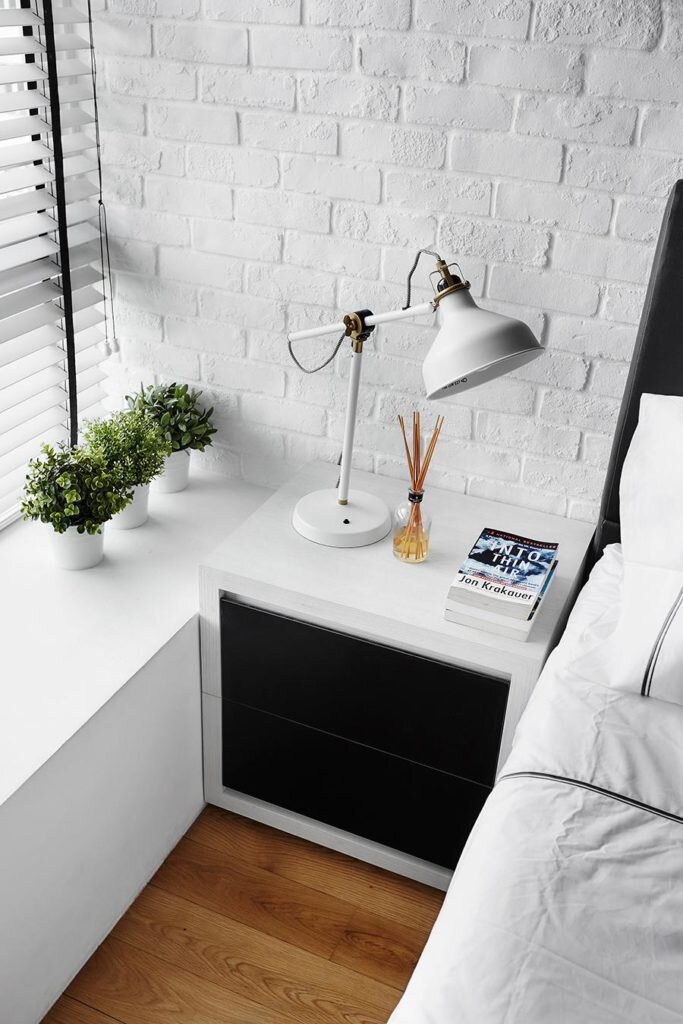 Аккуратно, но не уныло. Уютная контрастная студия с интересными решениями