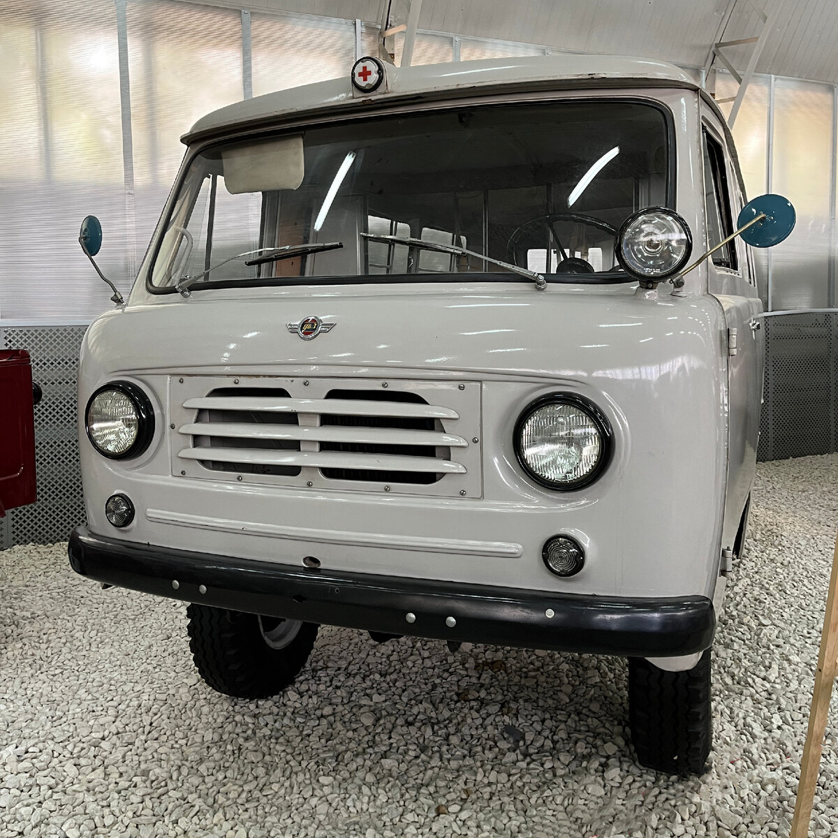 Здесь установлена ранняя решетка радиатора. Она заметно выделяет первые "Буханки".