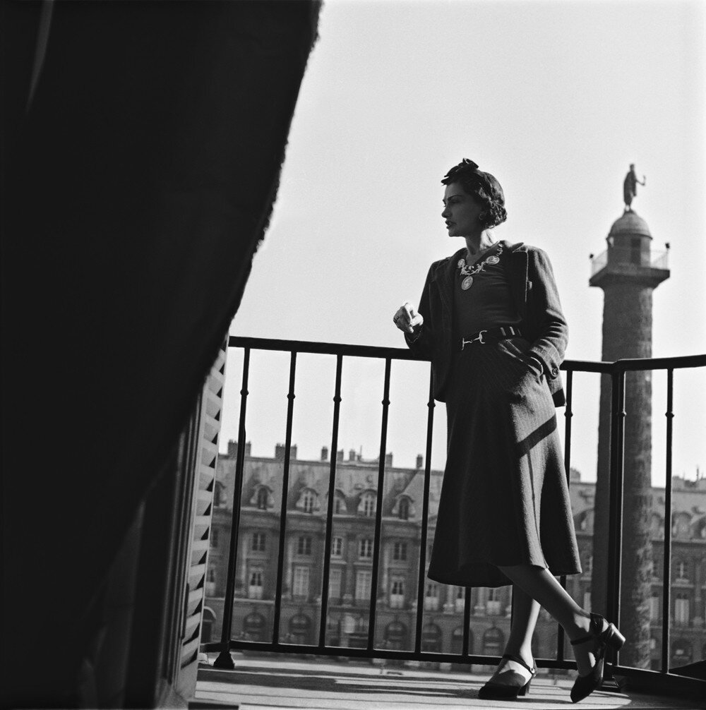 Коко Шанель на балконе отеля Ritz Paris