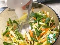     Нарезать соломкой кабачок, морковь, картофель. Зеленый лук нарезать на кусочки по 4 см. Репчатый лук разрезать пополам и нарезать вдоль. Перец нарезать колесиками, семечки не вычищать. Смешать все овощи, посолить.