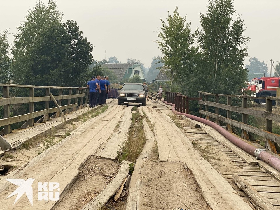     Мост через реку Пру в поселке Деулино доверия не внушает, но сейчас он играет важную роль в тушении пожаров.