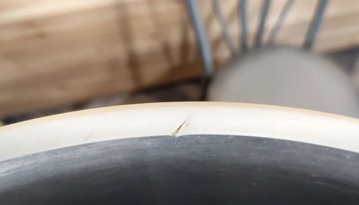 Порез на резинке уплотнения.