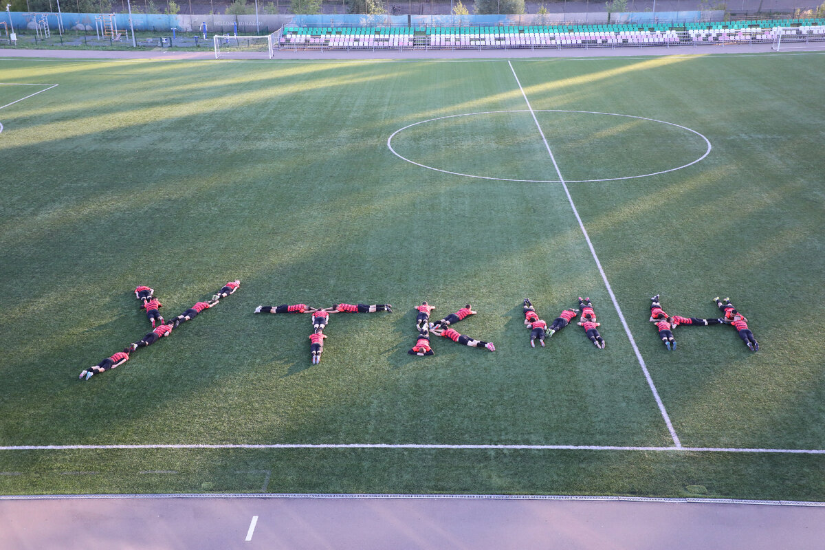 Пиар-акция к Кубку РТ. 24 футболиста лежат на поле. Фото: Ралина Гайнуллина.