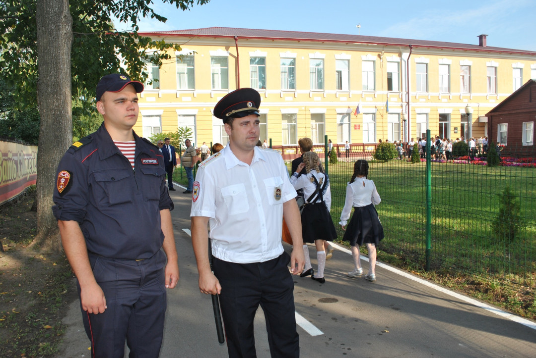 На улицах что-то много полицейских. Думаю, в чем дело? А потом вспомнил, что сегодня 1 сентября -- начало учебного года!