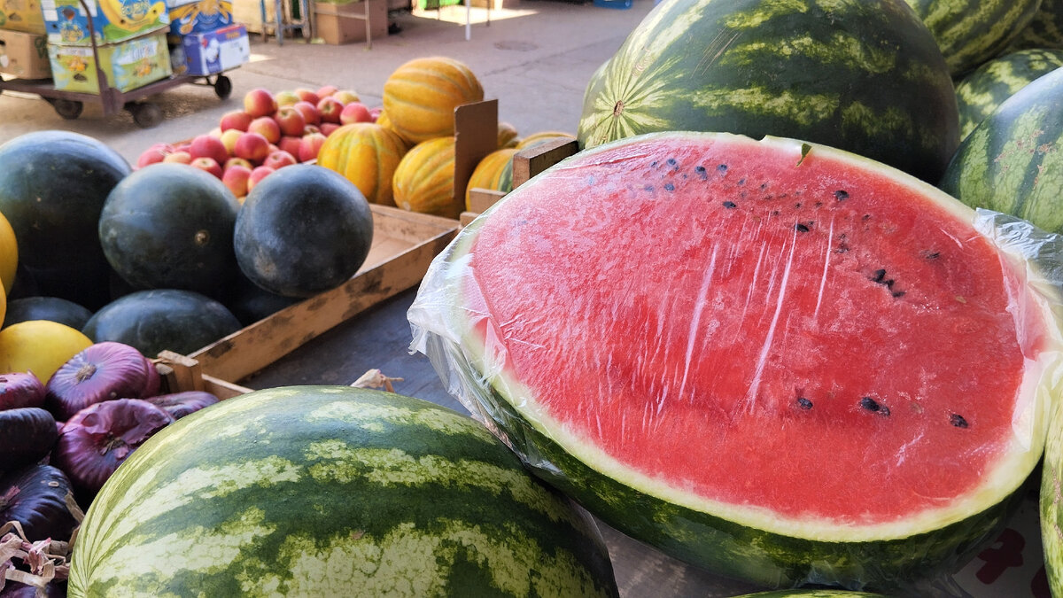 Арбузы однозначно стоит покупать в Крыму осенью: и вкусно, и безопасно. Фото автора. 