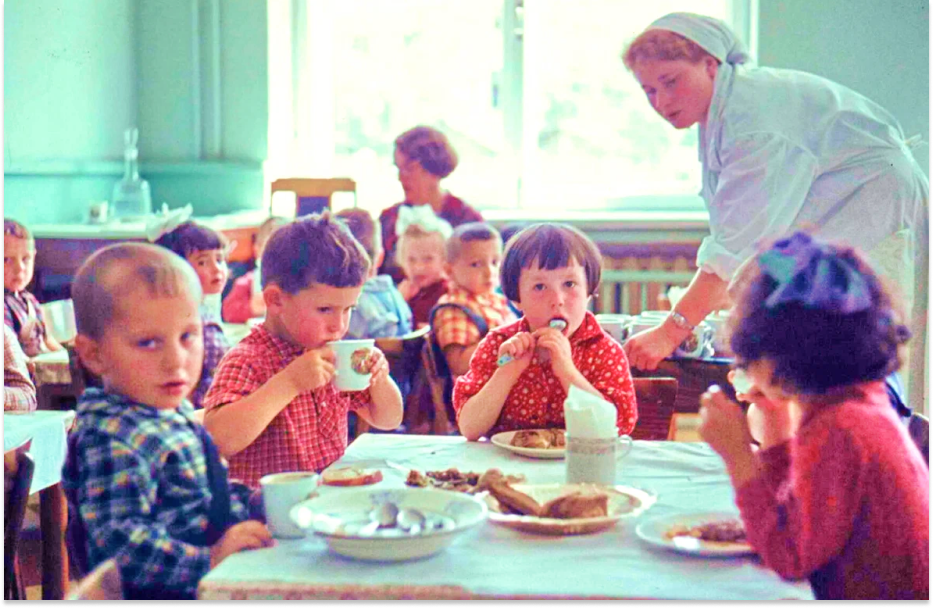 На фото: обед в одном из советских детсадов, взято с pinterest.com. 