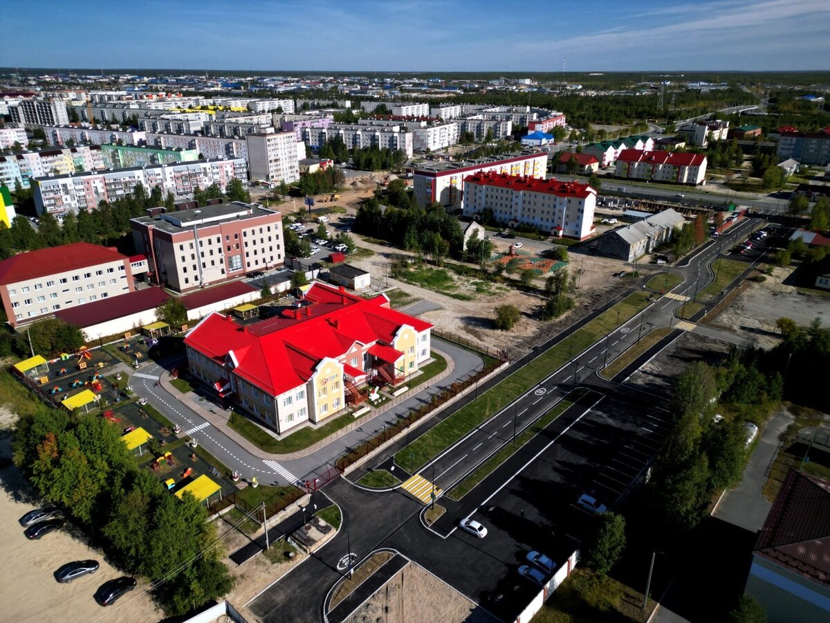 1 сентября открыли проезд к детскому саду «Сказка». Транзит соединил улицы Советскую и Школьную. Хорошая новость для родителей воспитанников и коллектива учреждения. Фото МИГ ТВ