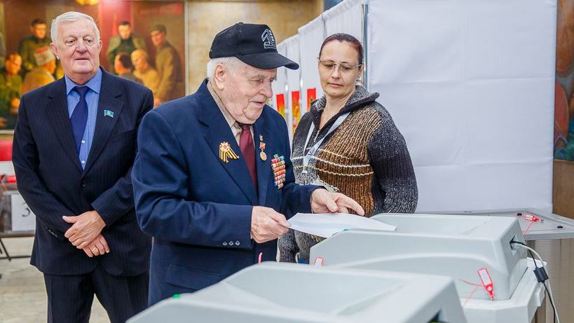    Ветеран ВОВ Константин Федотов голосует в Одинцово ©