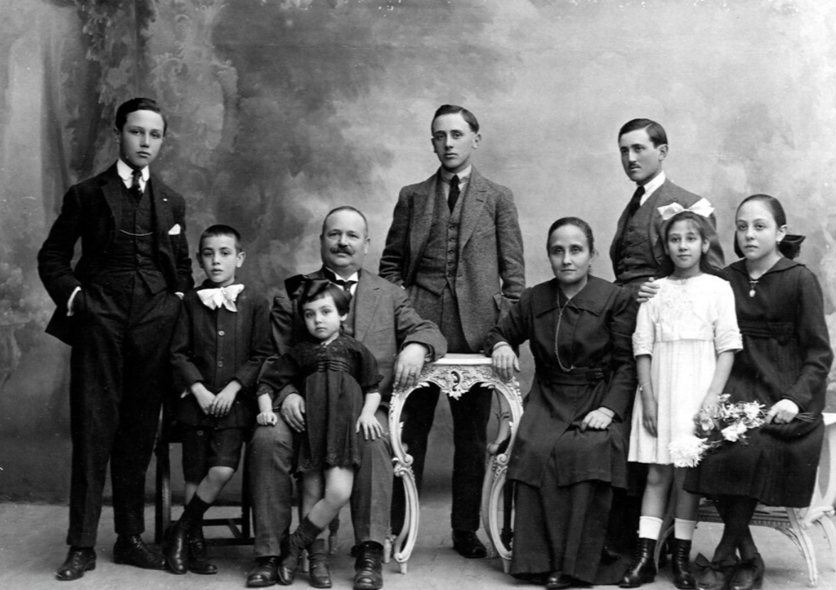 Old family. Семья современная и старинная. Первые семейные фото. Богатая семья старые фотографии. Старинные фотографии богатых семей.