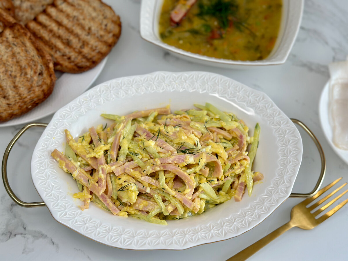 Салат с ветчиной, сыром и огурцами