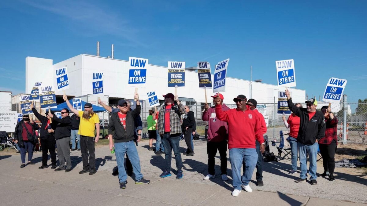    Фото: REUTERS/Rebecca Cook/File Photo Эрлен Абдулманов