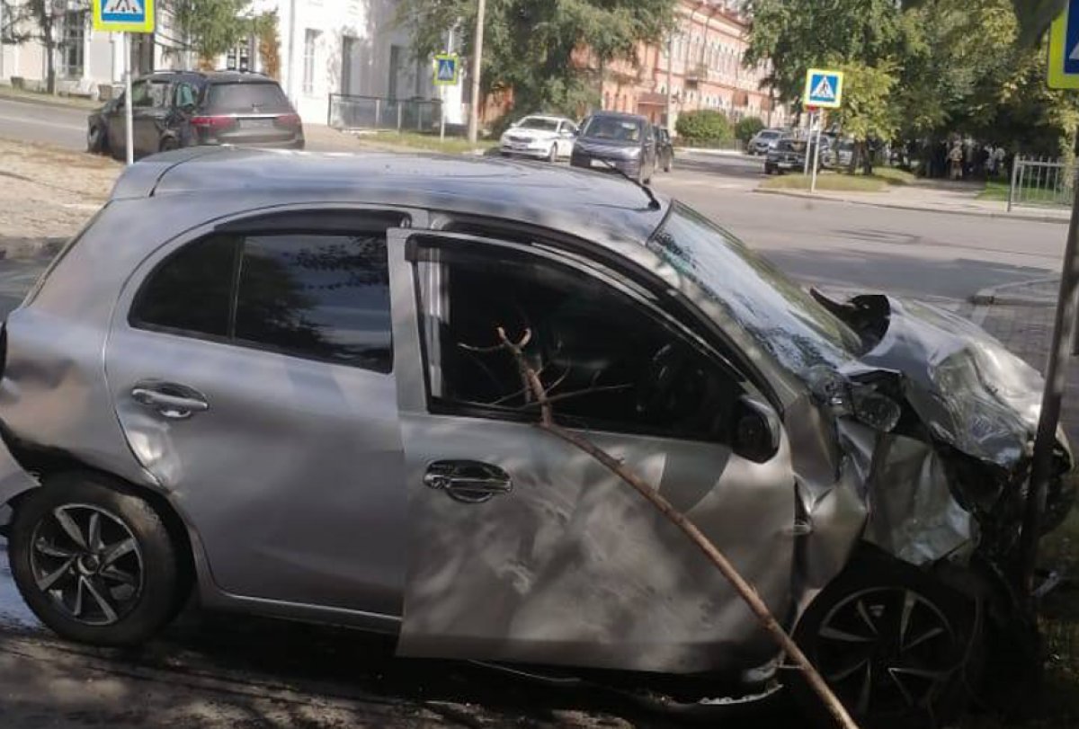    В Хабаровске водитель Mersedes устроил жёсткое ДТП с двумя пострадавшими