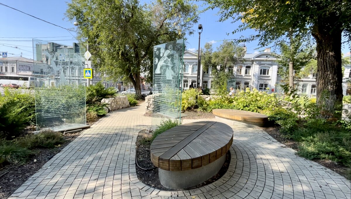 Лавочки-листочки и огромные стеклянные страницы!