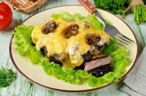 Мясо по-французски с черносливом в духовке — рецепт с фото пошагово