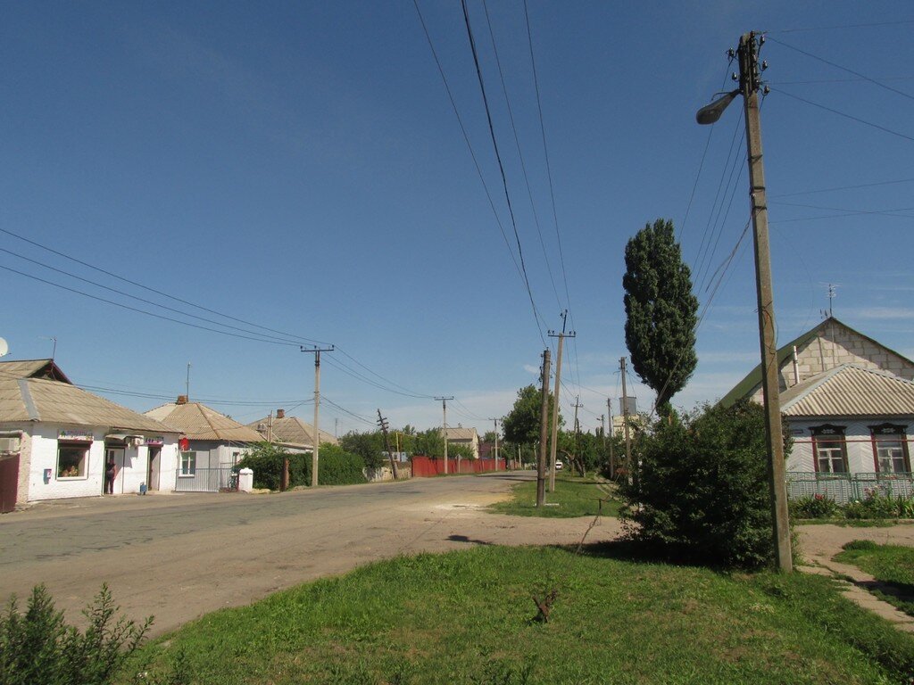 griphon нашёл посёлок, поделённый на две страны границей, которая проходит по железнодорожной линии «Москва – Адлер».— От редакции LJ MediaЧто вы видите на это фото? Обычная улица обычного российского городка.. Или, нет, обычная улица обычного украинского городка. Или, всё же, российского? Нет, украинского. Нет...
Да, всё одновременно просто и одновременно невероятно! Одна сторона этой улицы - Россия, а другая - Украина!


