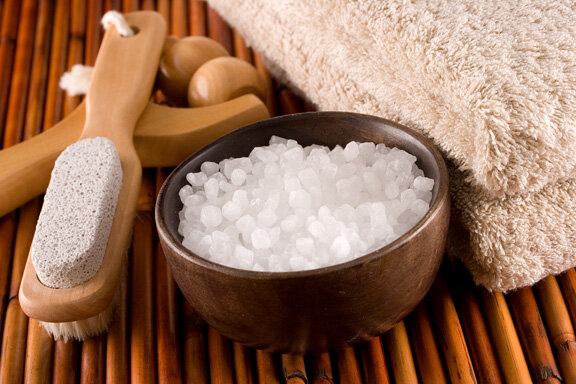  Соль присутствует в организме человека и необходима не только для употребления в пищу. Одна из полезных и несложных процедур, способствующих насыщению и укреплению организма – солевые ванны.-2