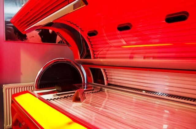 [caption id="attachment_7761" align="aligncenter" width="640"] Одним из способов избавления кожи от прыщей является использование ультрафиолета[/caption]