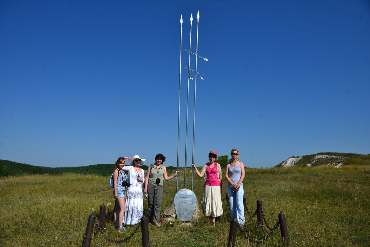 На входе в городище стоит памятный знак.