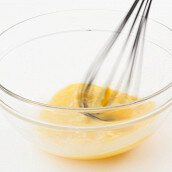 1.  В миске взболтать яйца с водкой и перцем.