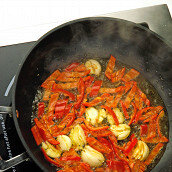 1.  Поставить спагетти вариться и где-то за пять минут до готовности спагетти раскочегарить сковороду, влить в нее оливковое масло и на оливковом масле обжарить давленый чеснок и нарезанный крупной стружкой перец чили. Как только чеснок размягчится, добавить мелко нарубленную петрушку, перемешать и снять с огня.