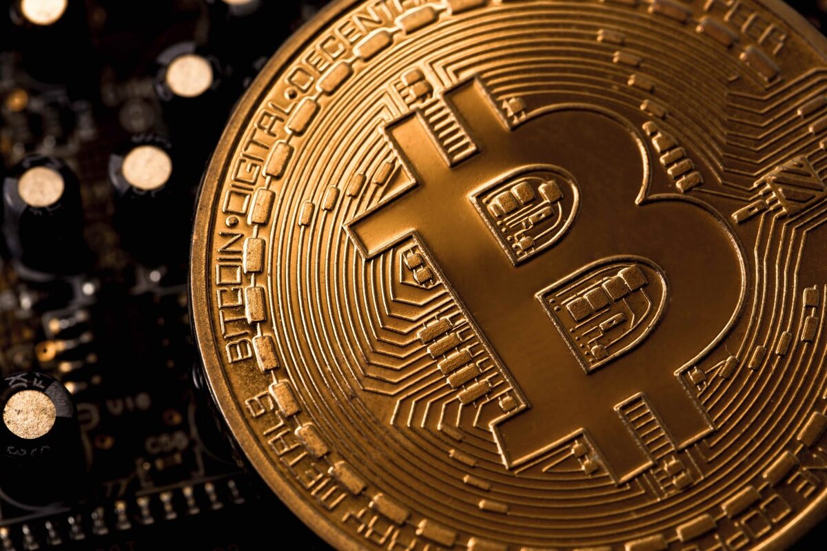  Доброго времени суток читатели! Всеми известная нами валюта Bitcoin на мировые рынок вышла в 2014 году. С самого начала сразу начинала подниматься в цене, что дошла до исторического максимума.