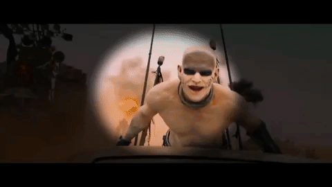 Лицо Макса, кран подачи топлива, руль, машина с бойцом - всё это расположено в самой середине кадра.