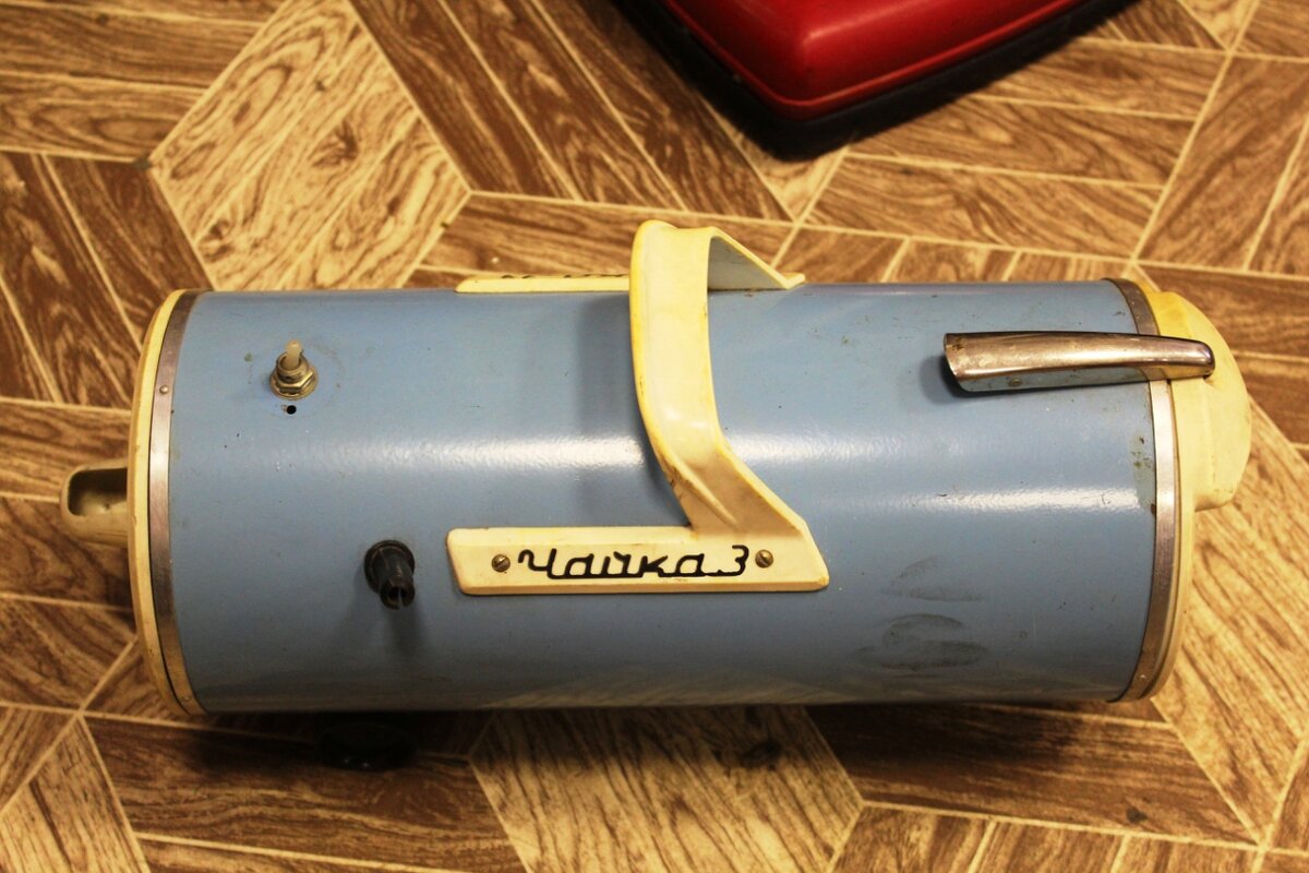 Собирать экспонаты для этой комнатки помогали местные жители. Дарили вещи. Думаю, не окажись они в музее — оказались бы когда-нибудь на свалке. Вот пылесос-хит. Матерчатный мешок для пыли. Шланг. Насадки. Всё по уму. Его можно было использовать не для уборки, а как компрессор. Потолки белить, например.

