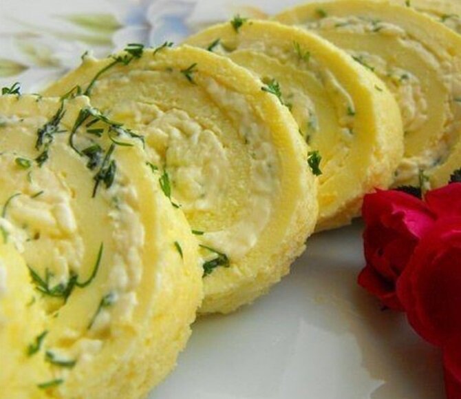 Яичный рулет с плавленым сыром и грибами