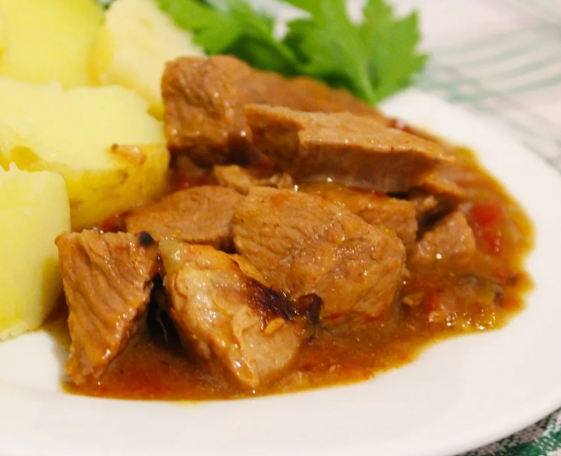 Гуляш из говядины без томата. Гуляш из говядины для детей. Гуляш из говядины с пюре. Гуляш из говядины для детей. Гуляш из тонко нарезанной говядины.