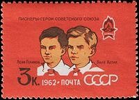 Валентин Котик слева. Подписи к портретам перепутаны 