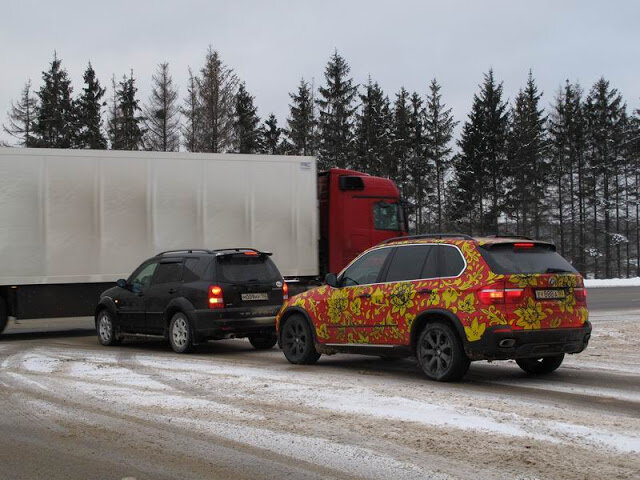  Тут же снял вот такую пестренькую машину под хохлому