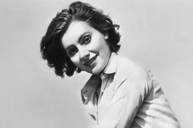 Она работала сначала в парикмахерской, потом - в столичном универмаге