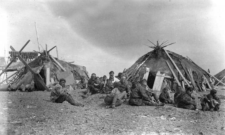 Озеро Ангикуни находится в сельской местности Канады, недалеко от реки Казан. В начале 1900-х годов здесь проживало племя инуитов, которое бесследно исчезло ноябрьским вечером 1930 года. Это были гостеприимные люди, которые дружелюбно относились к путникам, предлагая им горячую еду и ночлег. К ним часто наведывался канадский охотник Джо Лабелль.  
В ту ночь, когда Лабелль снова пришёл к озеру Ангикуни, сияла полная луна, которая озаряла своим ярким светом всю деревню. Кругом стояла необыкновенная тишина; молчали даже лайки, которые обычно шумно реагировали на гостей. В деревне не было ни души. В центре постепенно догорал костёр. Рядом с ним лежал котелок; видно, кто-то собирался готовить сытный ужин. 

Лабелль осмотрели несколько домов в надежде найти того, кто бы мог объяснить, что здесь произошло. Но ничего, кроме запасов продовольствия, одежды и оружия, он не обнаружил. Племя, состоявшее из тридцати мужчин, женщин и детей, исчезло без следа. Если бы они решили уйти, то наверняка взяли бы с собой продовольствие и снаряжение. Также Лабелль обнаружил, что все лайки сдохли, по всей видимости, от голода. 

Лабелль сообщил о загадочном исчезновении канадским властям, которые направили следователей к озеру Ангикуни. Они нашли свидетелей, которые утверждали, что видели в небе над озером большой неопознанный объект. Следователи также установили, что поселение было заброшено около восьми недель назад. Если это правда, то почему лайки так быстро сдохли от голода, и кто оставил костёр, который обнаружил Лабелль? Тайна исчезновения целого племени инуитов остаётся неразгаданной до сих пор. 