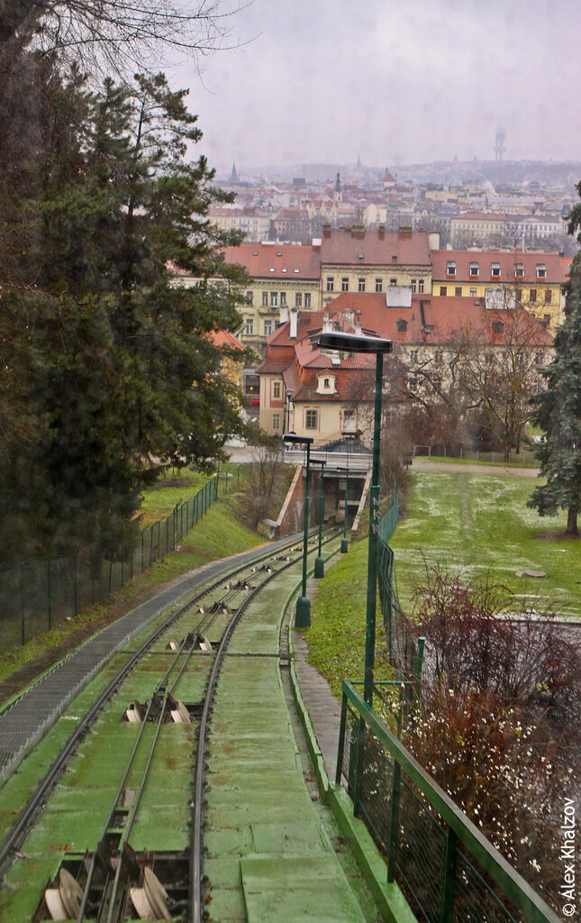  Добраться наверх можно на фуникулёре.
 