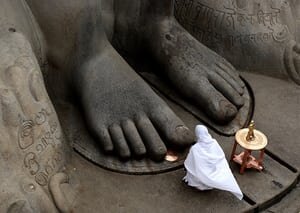 Shravanabelagola, Индия

Джайнская монахиня предлагает молитвы на холмах виндягири, прикоснувшись к ногам статуи лорда Бхаубали по случаю 88-й церемонии «Махамастакабхишека Махоцав».Фотография: Jagadeesh Nv / EPA
FacebookTwitterPinterest