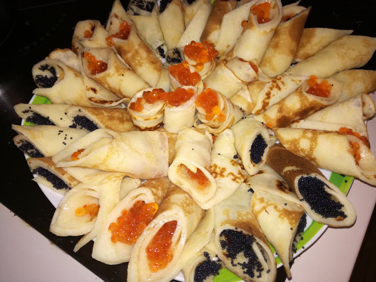 Блины с красной икрой подача