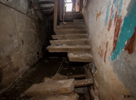  После тщательного осмотра составляется акт об обнаруженных дефектах и принимается решение о реставрации или сносе лестницы