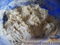 Как приготовить домашние чебуреки: 
Муку просеять в миску (2 стакана). В муке сделать в середине углубление, влить теплую воду, масло, водку, вбить яйцо, добавить сахар, посолить. Вначале перемешать ложкой