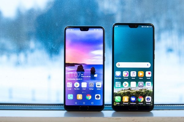 Huawei превзошла себя и показала свои лучшие камерофоны. Тройная камера Leica в смартфонах — такое рынок видит впервые Компания Huawei провела специальное мероприятие в Париже (Франция), где были представлены новые флагманы P20 и P20 Pro. Многочисленные утечки относительно новой линейки смартфонов китайского производителя подтвердились: P20 и P20 Pro оснастили безрамочным дизайном с  вырезом в экране, стереодинамиками, интересными градиентными расцветками, а также новейшей тройной камерой Leica, которой удостоилась только старшая модель.
